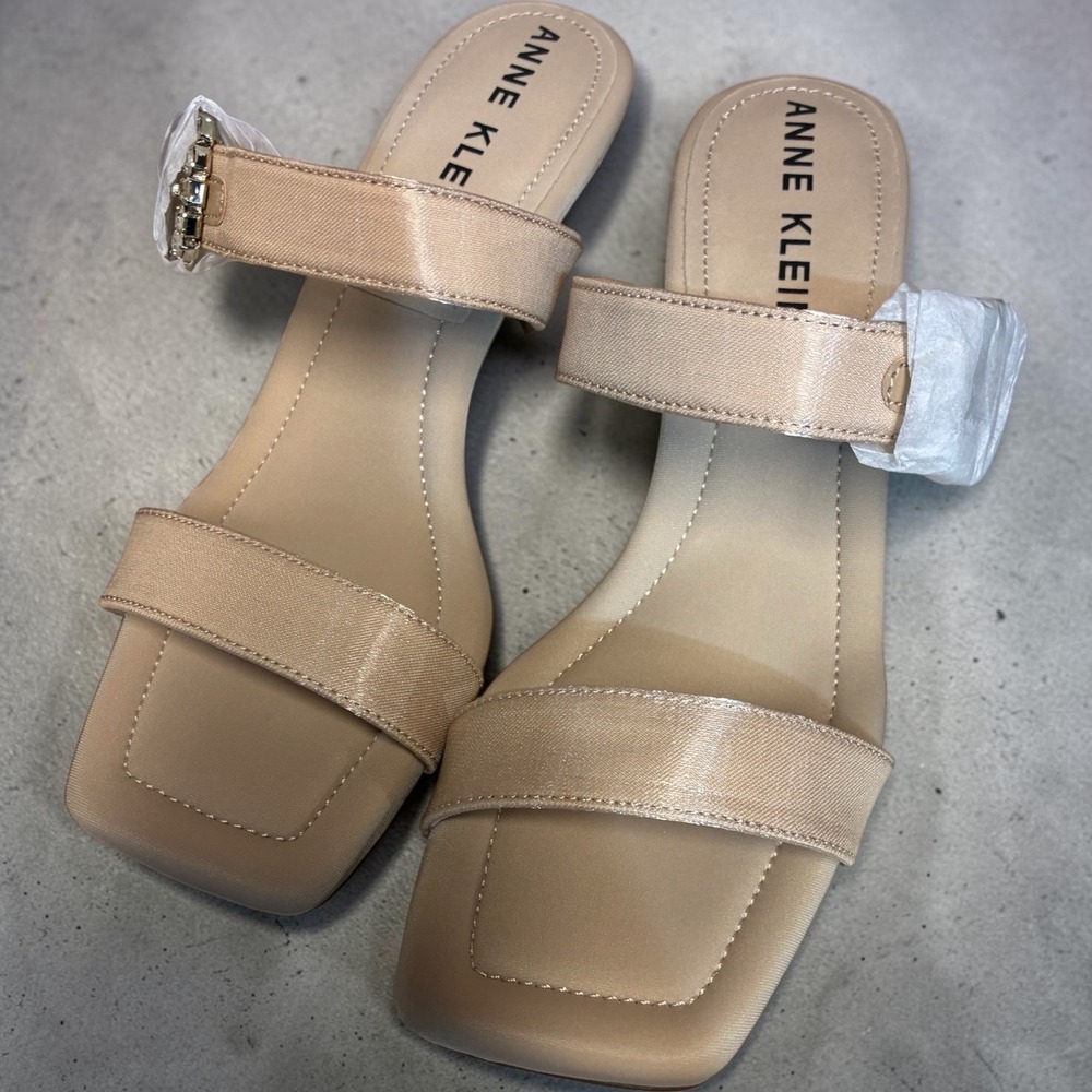 Anne Klein Josie iFlex‎ Champagne Rhinestone Buckle Kitten Heel Sandals 7.5M